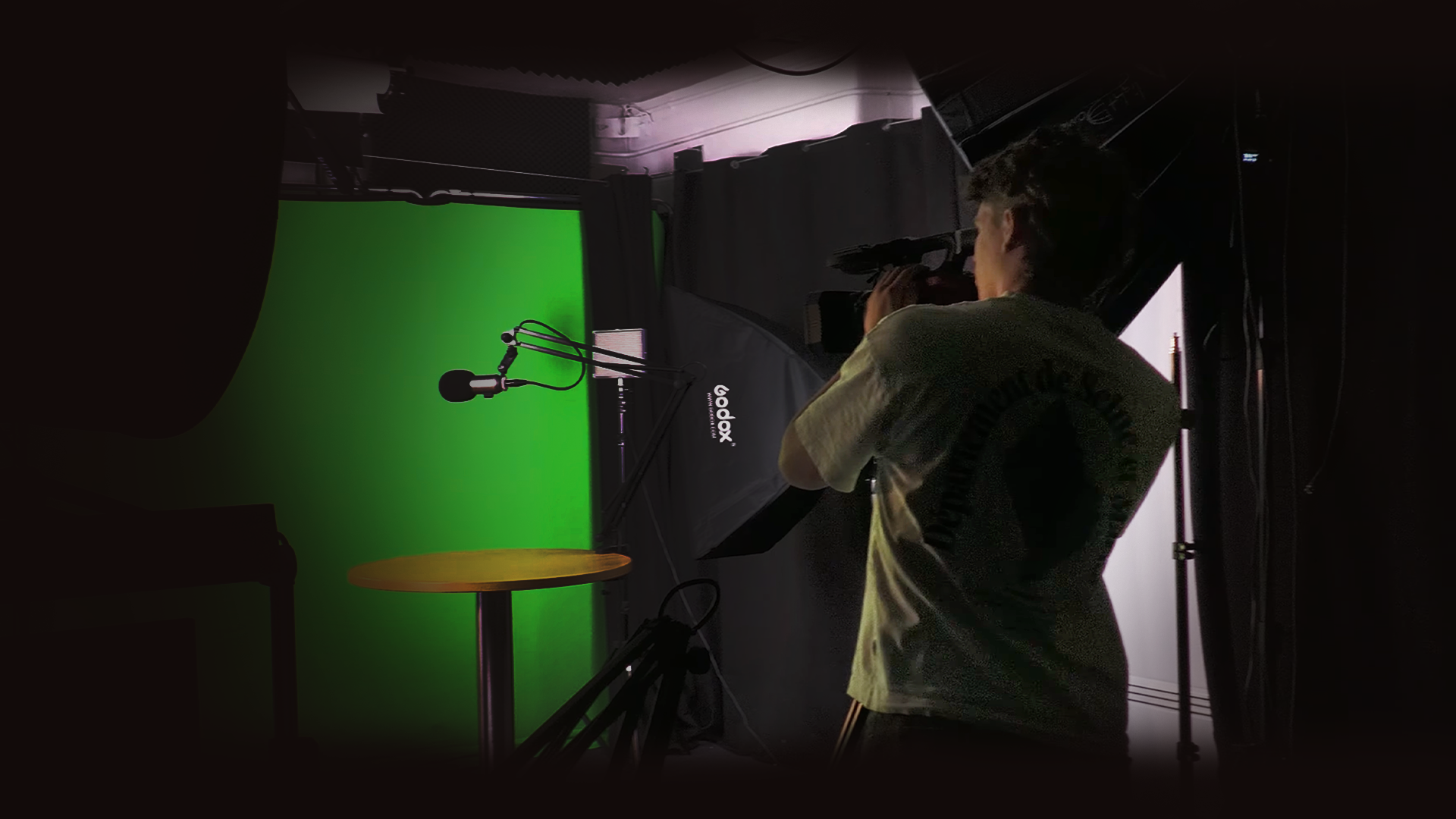 Sebastian bak kamera i studio