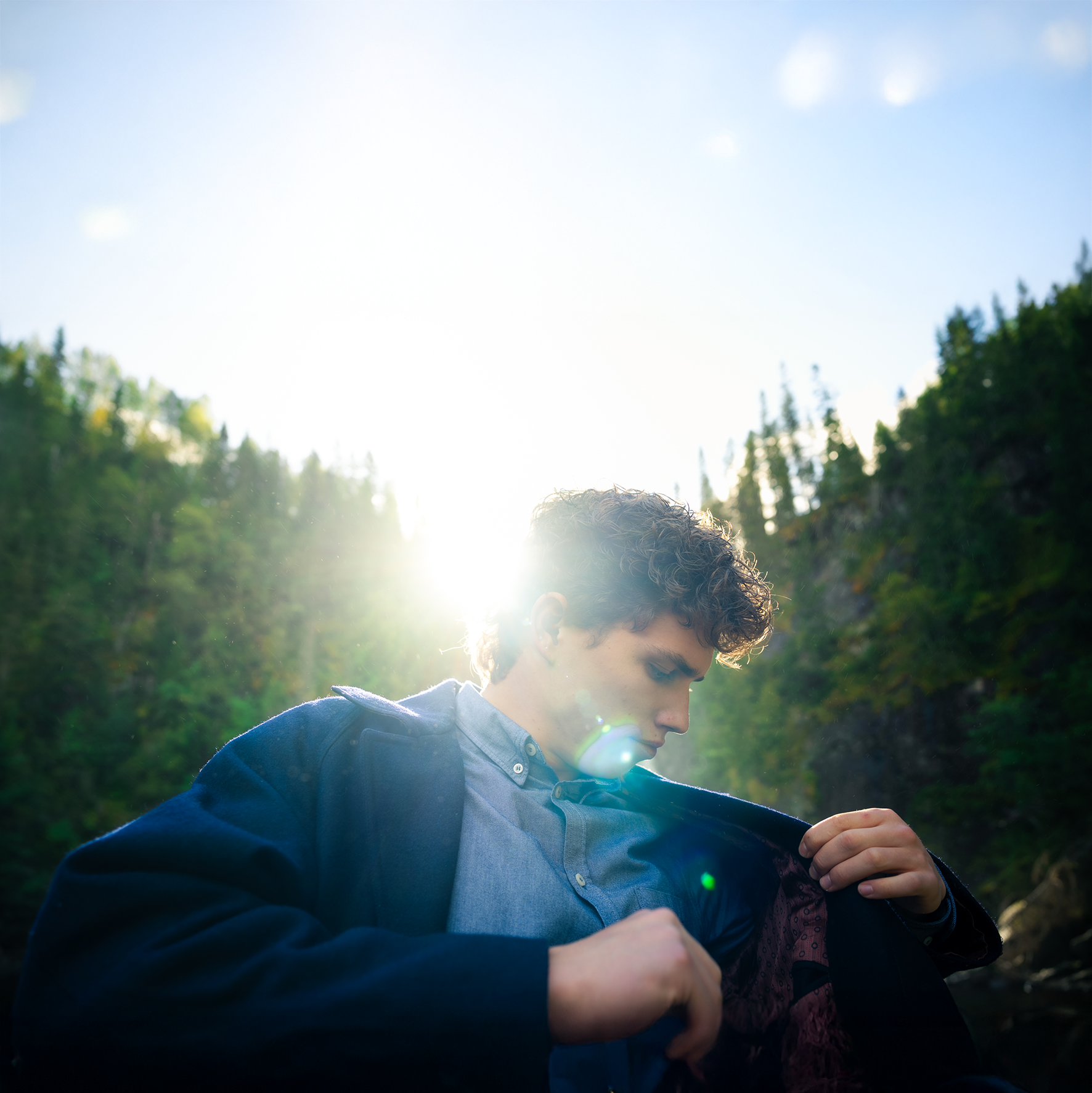 Sebastian ute i naturen med sol bak hodet